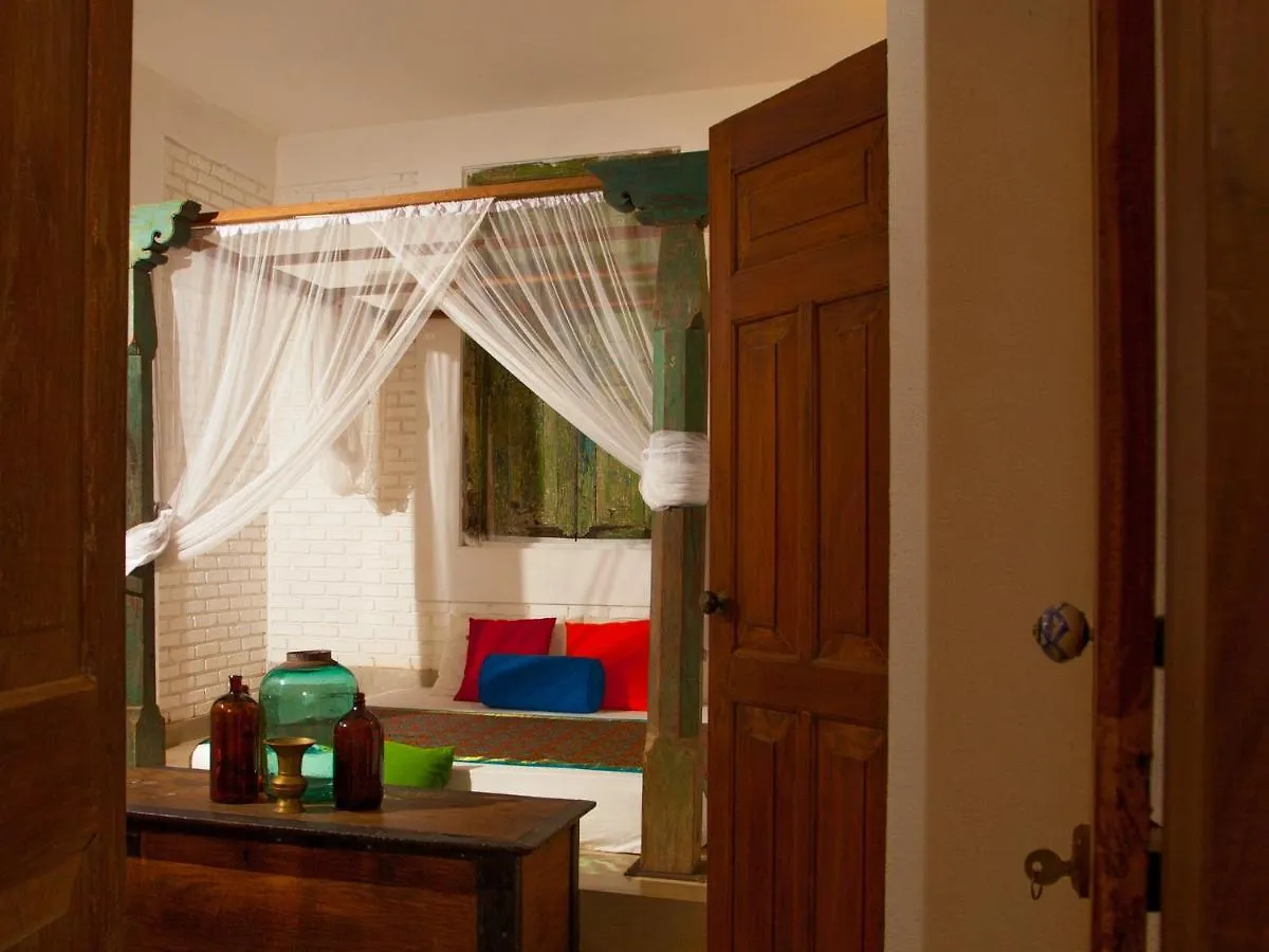 Urban Castle Hotel Kandy 4*,