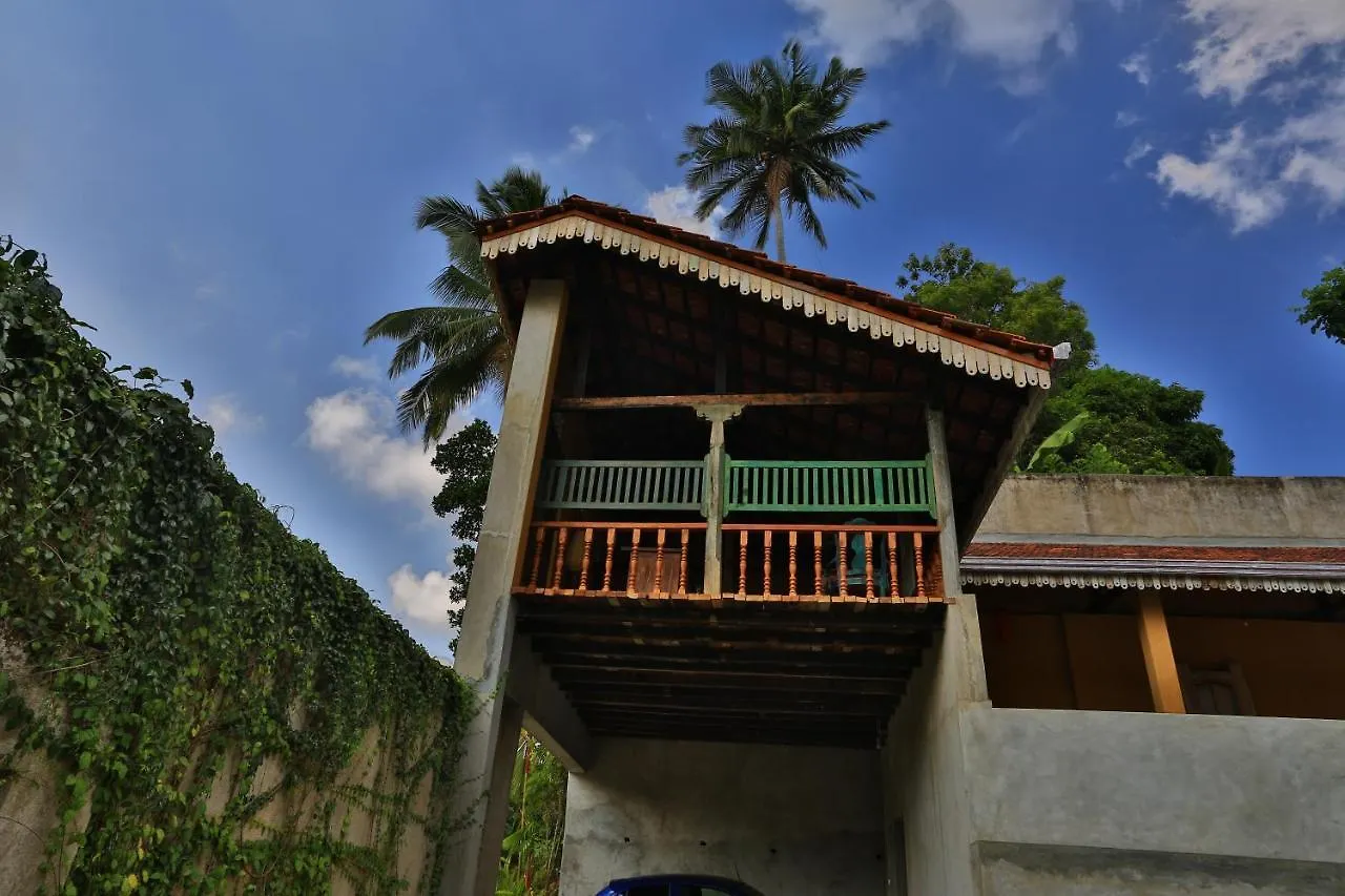 Urban Castle Hotel Kandy 4*,